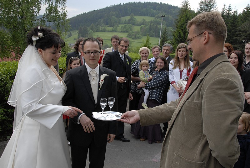 Svatba - přivítání novomanželů slivovicí